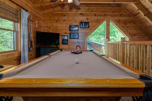 Game room - Christmas Time! 5 minutes to Attractions! (Sevierville)