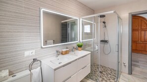Baignoire, sèche-cheveux, serviettes fournies