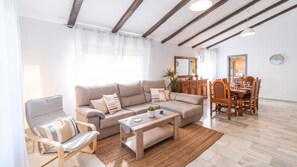 TV, fireplace, table tennis - Villa Universal Beauty Resort Torrox by Ruralidays (Málaga)