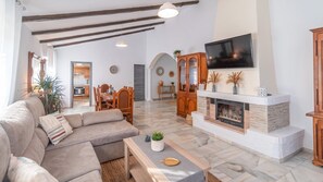 Fernseher, Kamin, Tischtennisplatte