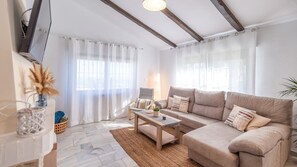 TV, fireplace, table tennis - Villa Universal Beauty Resort Torrox by Ruralidays (Málaga)