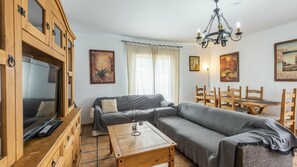 Fernseher, Kamin, Tischtennisplatte