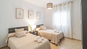 3 slaapkamers, een strijkplank/strijkijzer, reisbedje, wifi