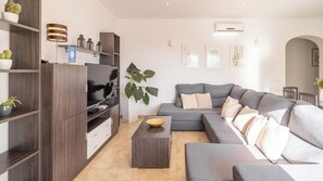 Een televisie en een open haard