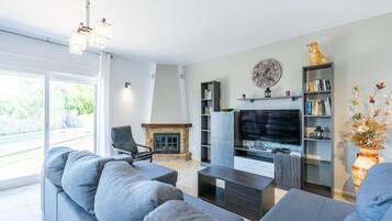 Televisie en een open haard