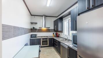 Een koelkast, een magnetron, een oven, een kookplaat