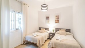 3 habitaciones, tabla de planchar con plancha, cuna de viaje y wifi 
