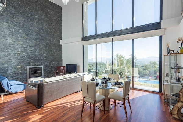 Televisión, chimenea y tenis de mesa