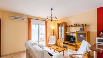 Een televisie, een open haard, een dvd-speler en een stereo