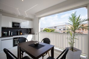 Fridge, microwave, oven, stovetop - Class Stay (Nettle Bay)