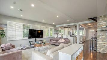 Una Smart TV, una chimenea