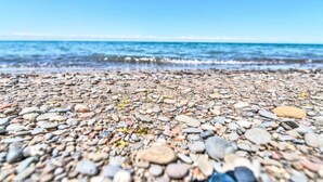 Une plage de galets offrant une vue dégagée sur l’océan.