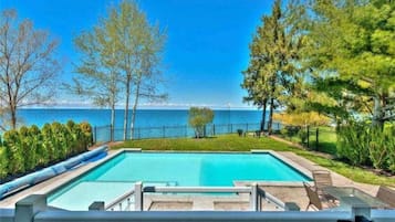 Una piscina al aire libre, una piscina climatizada