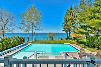 Stunning estate on Lake Ontario