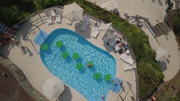 Piscine couverte, 8 piscines extérieures, parasols de plage