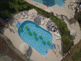 Una piscina techada, 8 piscinas al aire libre, sombrillas