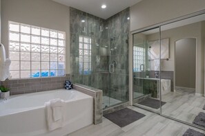 Combined shower/bathtub, hair dryer, towels - Stunning $100K+Remodel! Perfect QuietLocation,HtdPool,Spa,BBQ,FirePit,EV Charger (Scottsdale)