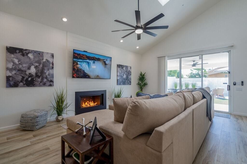 Smart TV, fireplace, books, offices