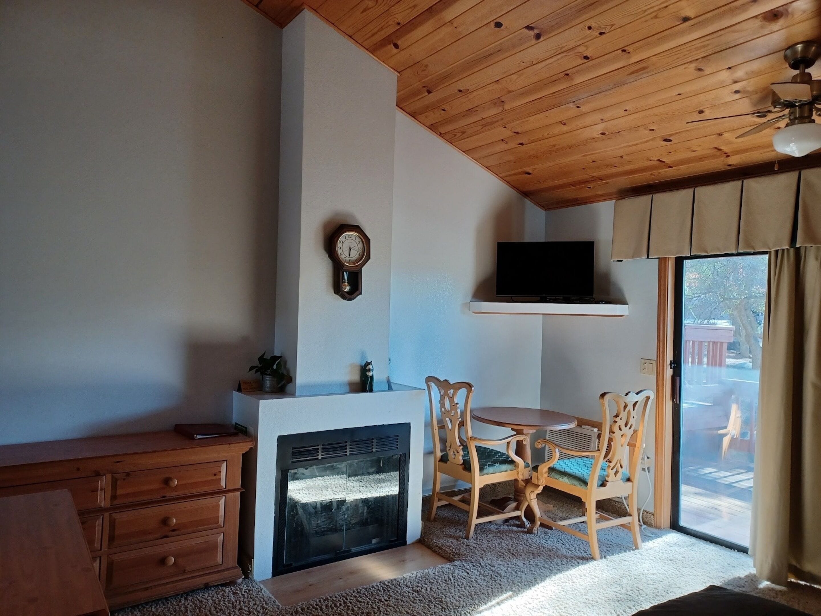 32-inch flat-screen TV with cable channels, TV, fireplace