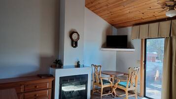 32-inch flat-screen TV with cable channels, TV, fireplace