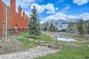 Property grounds - Luxury Condo, 1 Mi. to Ski Resort, Community Hot Tub, Restaurant on Site (Durango)