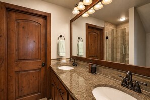 Shower, hair dryer, towels - Luxury Condo, 1 Mi. to Ski Resort, Community Hot Tub (Durango)