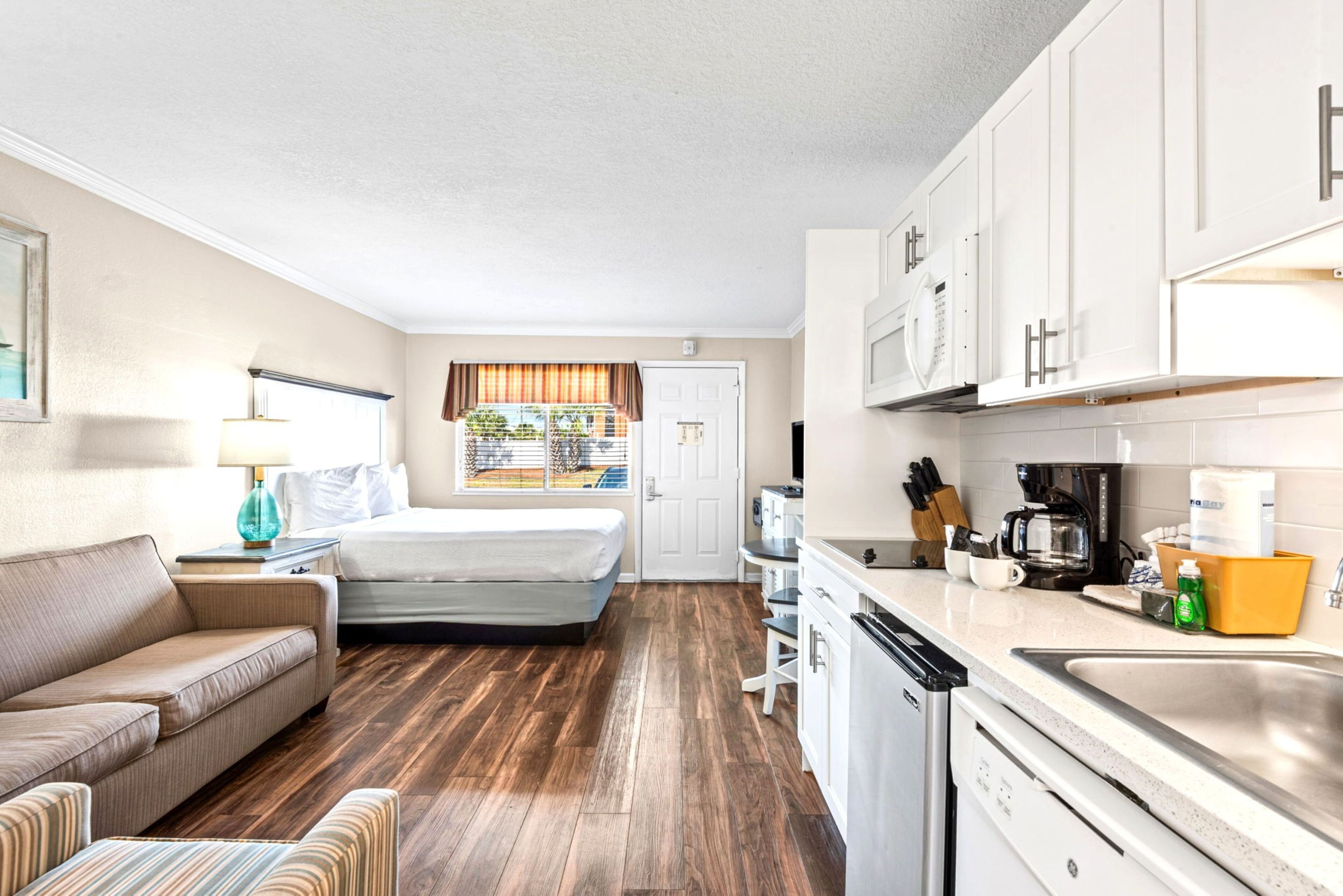 Studio | Living area | 36-inch flat-screen TV with cable channels, TV