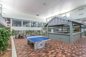 Una piscina techada, una piscina al aire libre