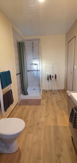 Dusche, Handtücher, Seife, Toilettenpapier