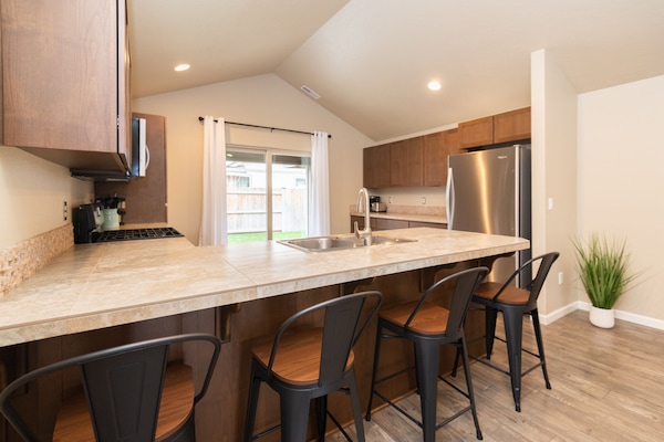 Een koelkast, een microgolfoven, een oven, een kookplaat