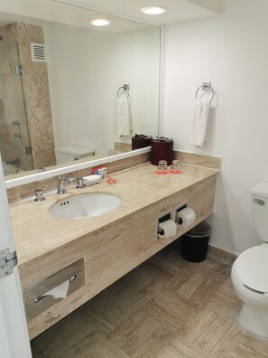 Combined shower/bathtub
