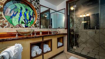 Secador de pelo, batas, toallas