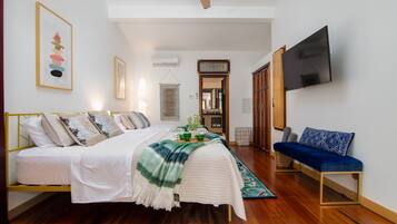 Signature Room | Free WiFi, bed sheets