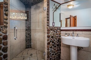 Deluxe Room | Bathroom - New Park Event Venue & Suites (Ithaca)