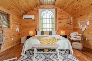 Romantic Room | Free WiFi, bed sheets - New Park Event Venue & Suites (Ithaca)