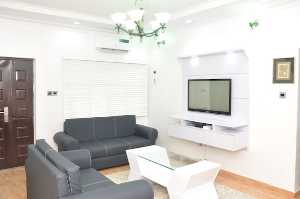 Télévision, lecteur de DVD, table de tennis de table