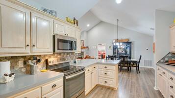 Een koelkast, een magnetron, een kookplaat, een vaatwasser