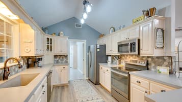 Een koelkast, een magnetron, een kookplaat, een vaatwasser