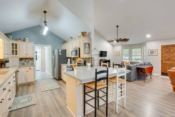 Fridge, microwave, stovetop, dishwasher