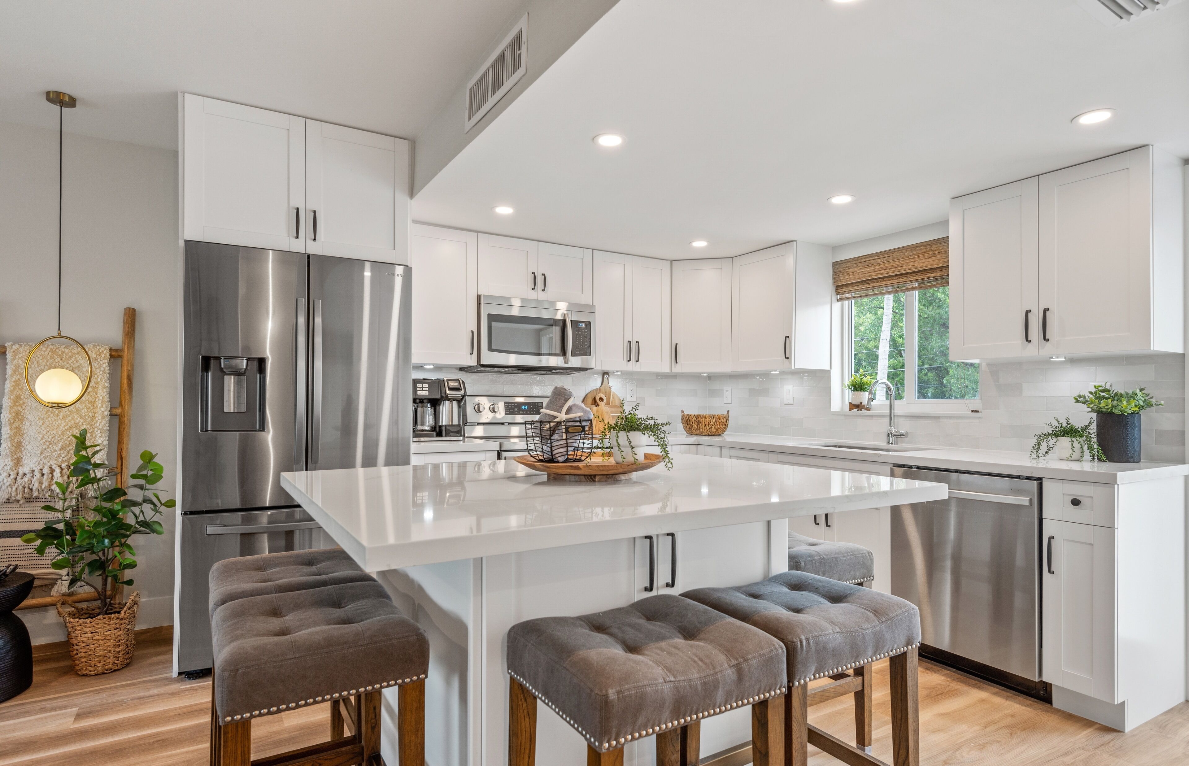 Refrigerador, microondas, horno y parrilla de estufa 