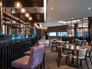 Se ofrece un desayuno bufé todos los días (95 AED por persona)