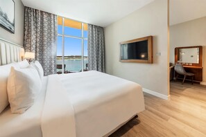 Suite, 1 habitación, balcón, vistas al mar | Minibar, caja fuerte, escritorio y sistema de insonorización