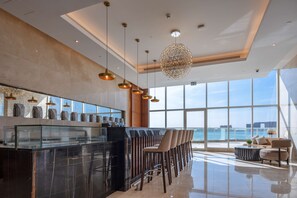 Café da manhã com buffet todos os dias (AED 95 por pessoa)