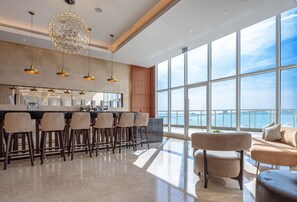 Café da manhã com buffet todos os dias (AED 95 por pessoa)