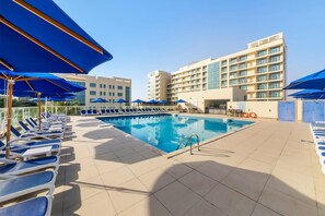 3 piscinas al aire libre (de 09:00 a 18:00), sombrillas, tumbonas