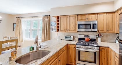 Condo near ski trail with fireplace, hot tub, pool, tennis & washer/dryer