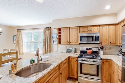 Condo near ski trail with fireplace, hot tub, pool, tennis & washer/dryer