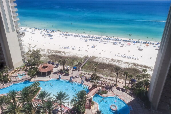 Alberca techada y alberca climatizada