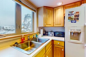 Refrigerador, microondas, horno y parrilla de estufa 