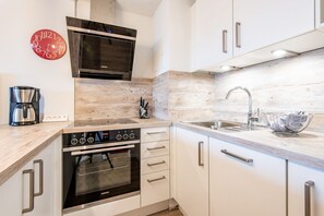 Fridge, oven, stovetop, coffee/tea maker - Hanseatenhaus, Whg. 79 Kramp - Hanseatenhaus (Sylt)